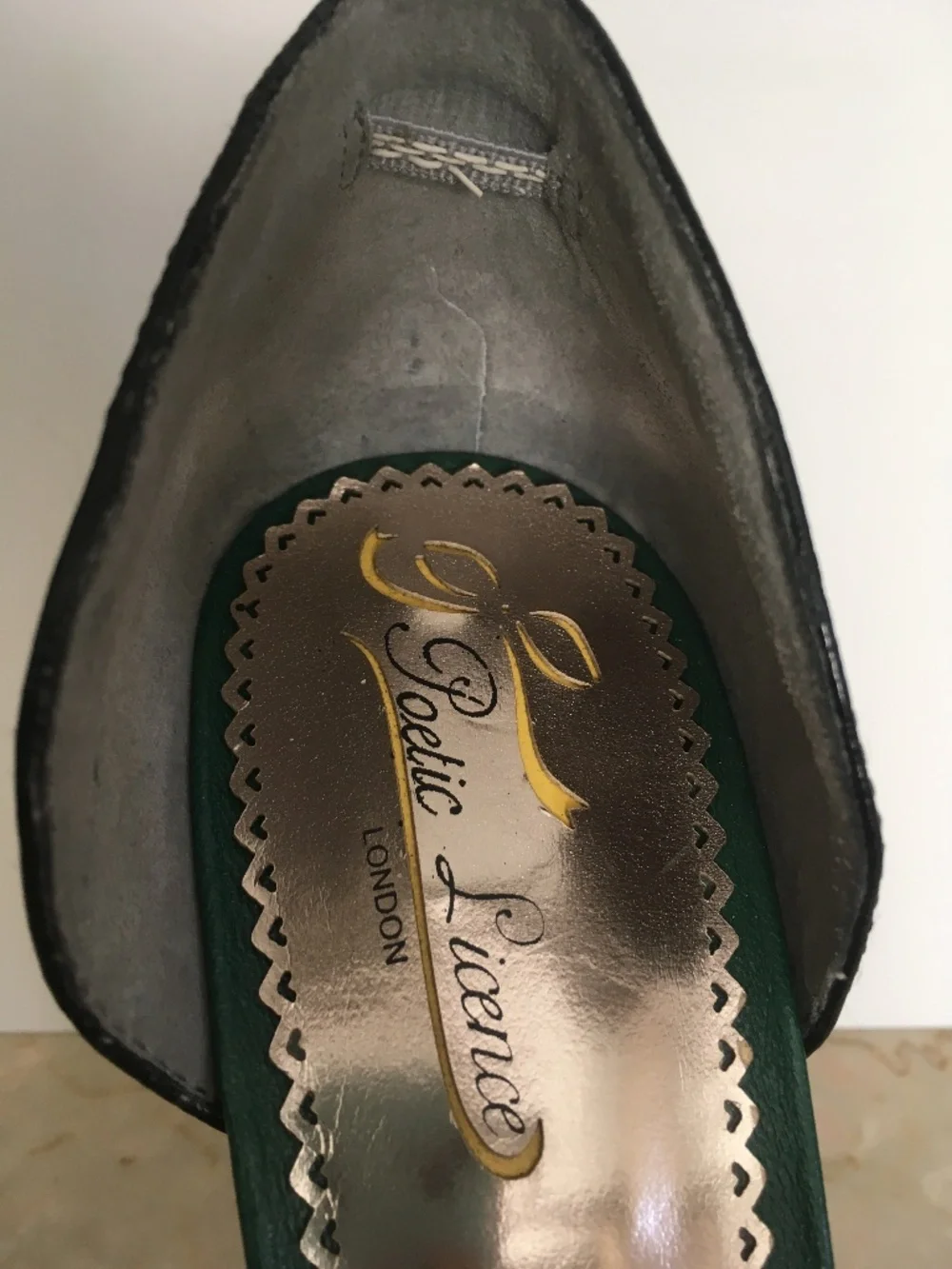 SZ 7.5 Women's Retro Green & Black Poetic Licence pumps